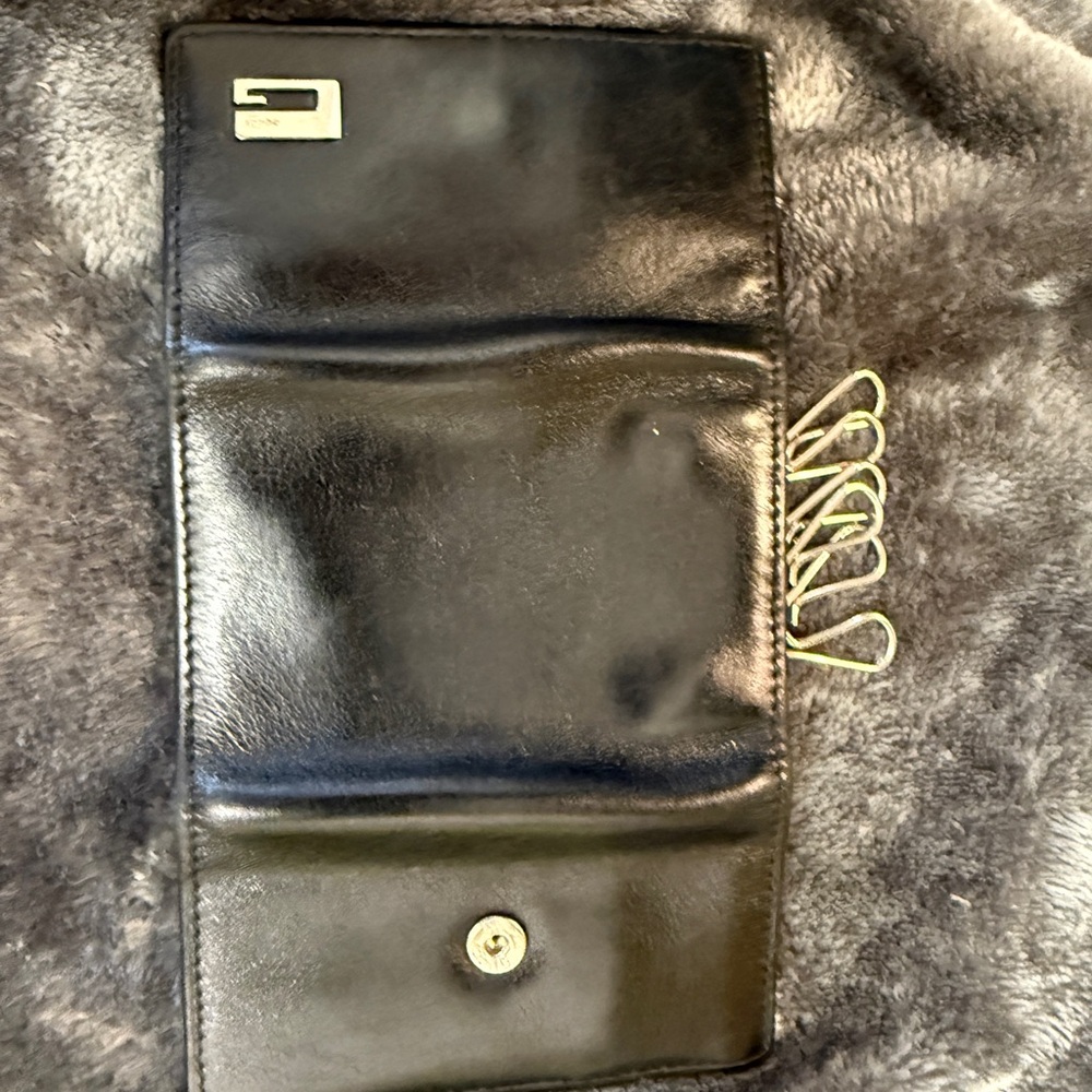 Gucci Black Leather Key Holder with Silver Detail - Picture 5 of 12